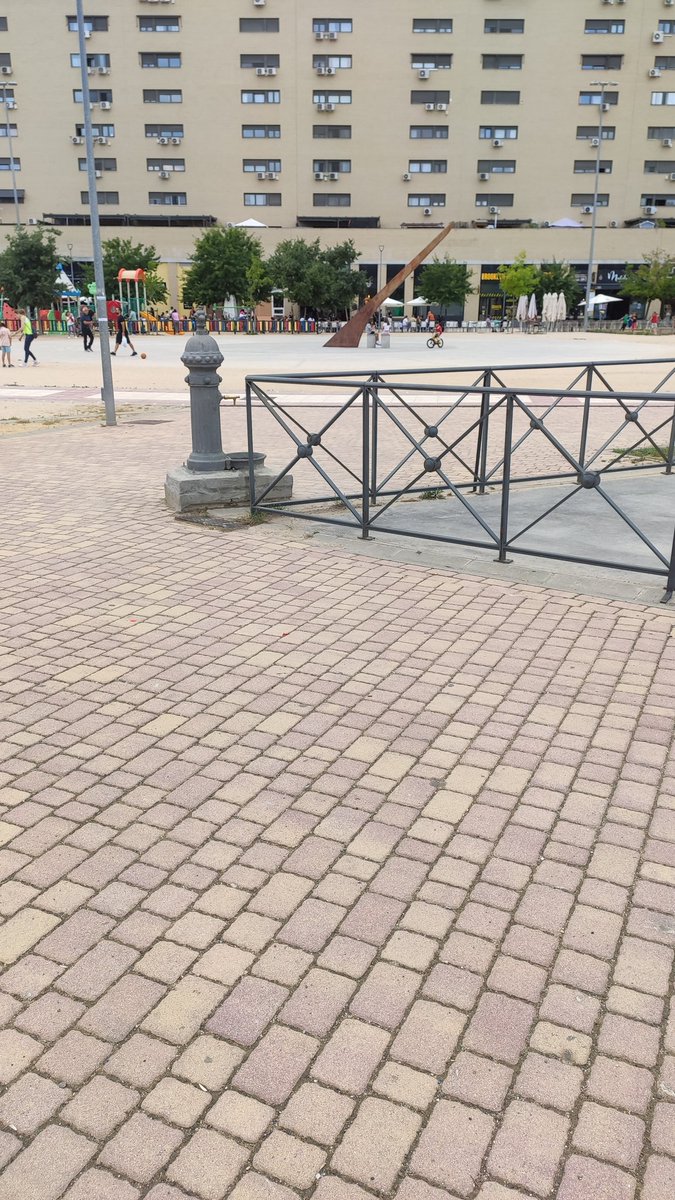 VecinosPAU4's tweet photo. Hola @AytoMostoles ¿Podrían poner en servicio las fuentes de la plaza del sol? Tenemos a los niños sin sombras y sin agua.
@mbautista_pp @ppmostoles @Vox_Mostoles @PSMostoles @Mostolesporfin @MMadridMostoles https://t.co/Ne6MxZYVZs