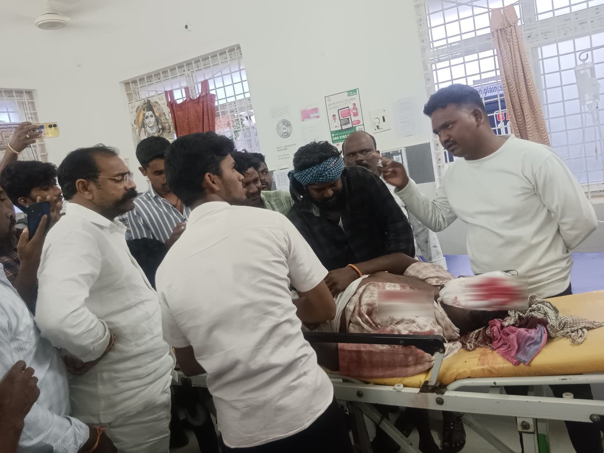 JaiTDP's tweet photo. జగన్ రెడ్డి ఆదేశాలతో, ఓటమిని జీర్ణించుకోలేక బరి తెగిస్తున్న వైసిపి సైకోలు. పత్తికొండలో వేట కొడవళ్ళతో ఎమ్మెల్యే కేఈ శ్యాం బాబు వర్గీయుడి పై దాడి చేసి టీడీపీ నేత గిరినాథ్ ని హత్య చేసిన మాజీ ఎమ్మెల్యే కంగాటి శ్రీదేవి వర్గీయులు. వేట కొడవళ్ళతో నరికి చంపిన వైసిపి సైకోలు.
#YSRCPRowdyism 
#EndOfYCP 
#AndhraPradesh