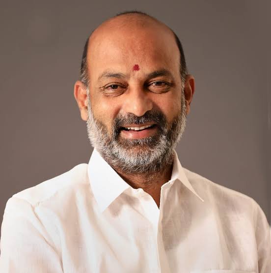 MohanGangula's tweet photo. Congratulations Hon' Sri @bandisanjay_bjp Garu MoS, MP Karimnagar. నిబద్ధత కలిగిన కార్యకర్త కి లభించిన గౌరవం. పదవుల కోసం ఆరటపడకుండ ఇచ్చిన ప్రతి బాధ్యతను సక్రమంగా నిర్వర్తించి ఈరోజు భారత ప్రభుత్వం లో కేంద్ర సహయ మంత్రి గా ప్రమాణ స్వీకారం చేస్తున్న మీకు హృయపూర్వక శుభాకాంక్షలు. https://t.co/dR5pQ0syzX