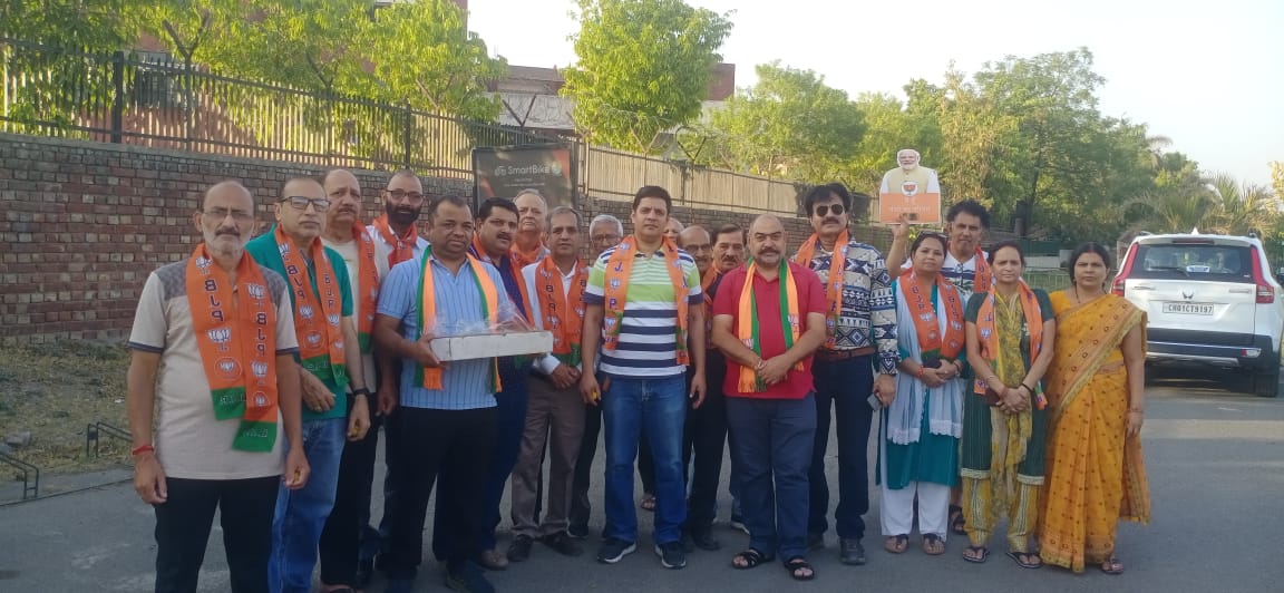 mandal35bjpchd's tweet photo. आज लगातार तीसरी वार श्री नरेंद्र मोदी जी के प्रधान मंत्री बनने और NDA की सरकार बनने पर मंडल नं. 35 में, मंडल 35 टीम ने कार्यकर्ताओं और लोगों में लड्डू बांट कर एक दुसरे को बधाई दी। @atalzillabjpchd @JPMalhotra @NKShahi9 https://t.co/bhUtdX9fel