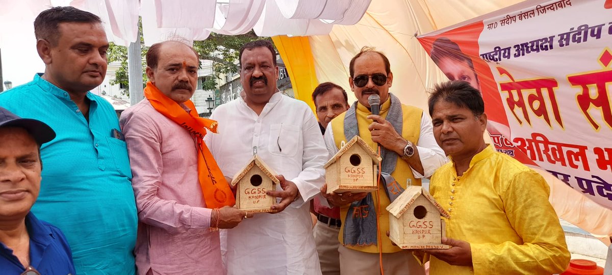 manishpandey789's tweet image. अखिल भारतीय उद्योग व्यापार मंडल के राष्ट्रीय अध्यक्ष आदरणीय बड़े भाई संदीप बंसल जी के जन्मदिन (सेवा संकल्प दिवस)के पुनीत अवसर पर गौ-गौरैया संरक्षण समिति के अध्यक्ष मनीष पाण्डेय एवं दीपक सिंह द्वारा लखनऊ के हजरतगंज आयोजित भंडारे में संगठन के प्रदेश अध्यक्ष रिपन जी,सुरेश जी,आकाशजी