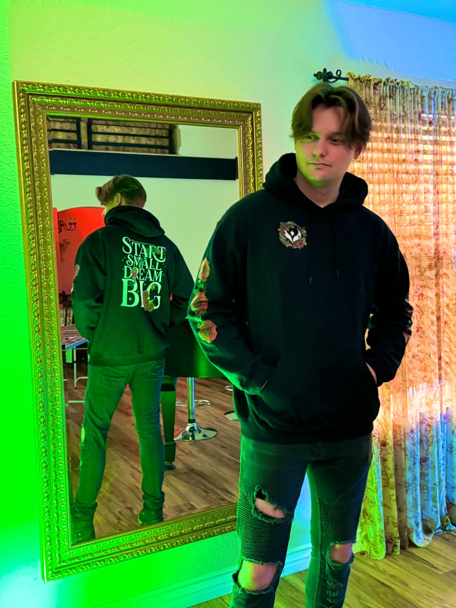 WHOH's tweet photo. Guess what I’m wearing 👀 https://t.co/hZ2S9bl7wo