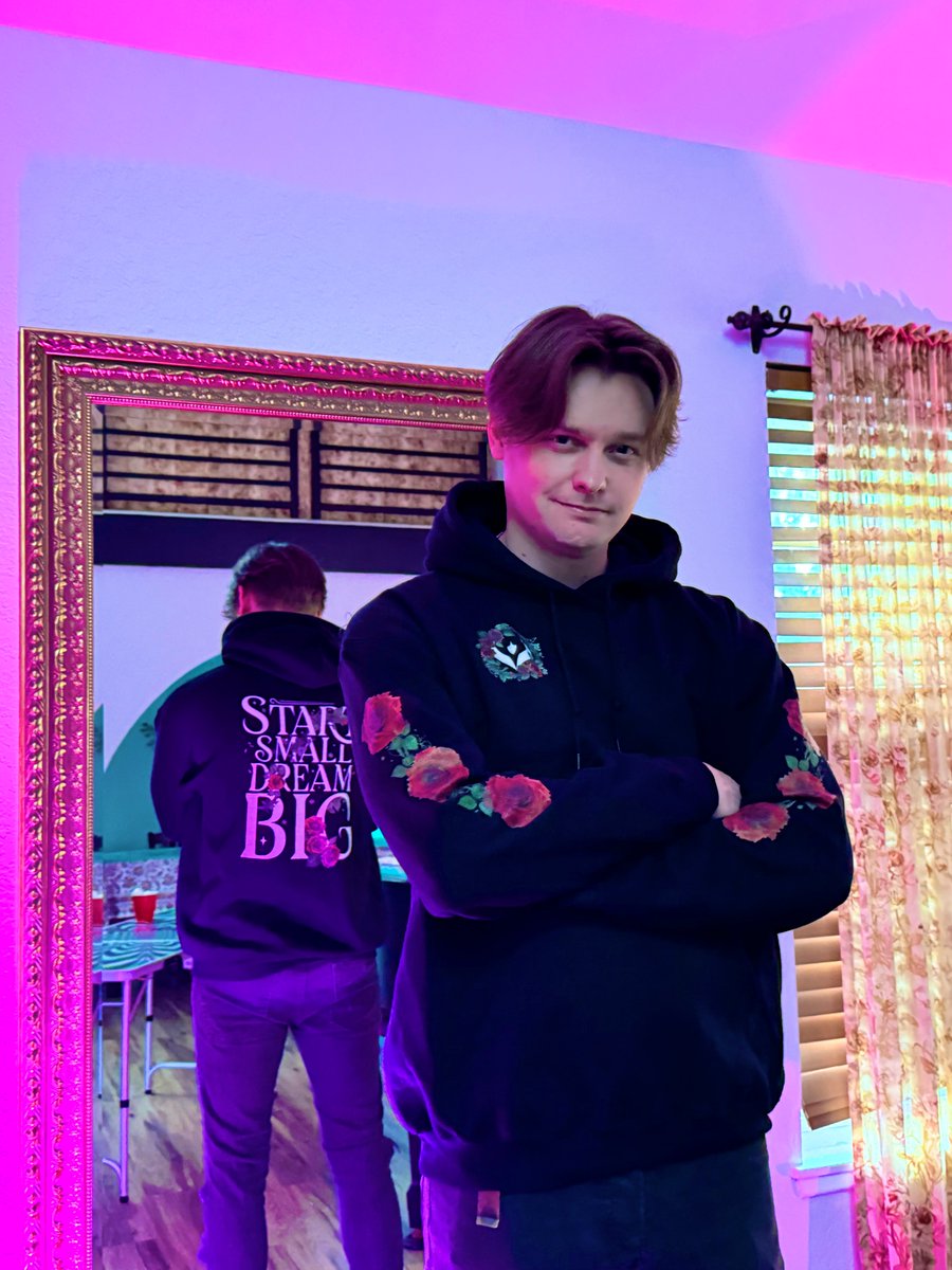 WHOH's tweet photo. Guess what I’m wearing 👀 https://t.co/hZ2S9bl7wo