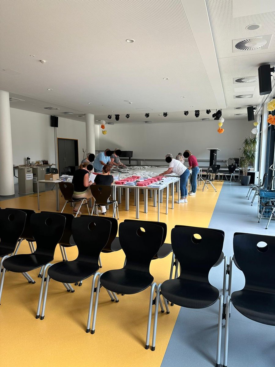 ein_prozent's tweet photo. #Sachsen: Wahlbehinderung in #Wilsdruff im Landkreis Sächsische Schweiz-Osterzgebirge.
➡️ Die Wahlhelfer vor Ort könnten Unterstützung gebrauchen! ⬅️
Im Gymnasium in der Stadt werden Wahlbeobachter mit Stuhlreihen von der Auszählung ferngehalten. Die Wahl ist somit nicht öffentlich.
Wir haben mit dem Kreiswahlleiter Thomas Obst telefoniert. Er will nichts unternehmen. Der Hinweis auf die fehlende Öffentlichkeit der Wahl war ihm leider egal.
#Europawahl2024 #Europawahl #Kommunalwahl #Stadtratswahl #Kreistagswahl #Landtagswahl #Stadtrat #Kreistag #EUWahl #Wahlbeobachter #Briefwahl #Wahlbeobachtung #Wahltag #Europaparlament