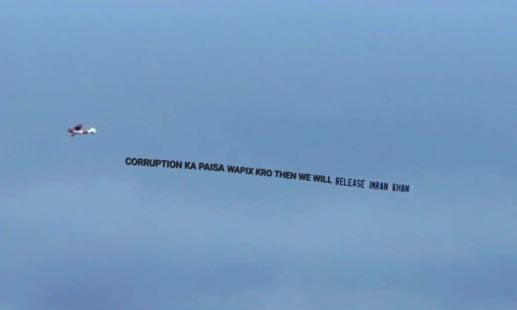 TheSaadKaiser's tweet photo. Another aircraft seen during the match! 😂 #PakvsInd https://t.co/S05Y9tm7TW
