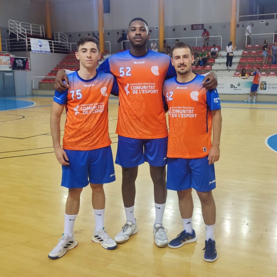 🤾 La Selección Absoluta de la <a href="/Fbmcv/">#ComunitatDelHandbol 🧡💙</a> venció ayer a la Selección Catalana en el 🏆 Obert del Mediterrani.
3️⃣ integrantes del conjunto dirigido por Toni Malla son exjugadores formados en nuestro club, se trata de:
▶ Hugo Vila
▶ Gabriel Navarro
▶ Arturo Nácher

👏 ¡Enhorabuena!