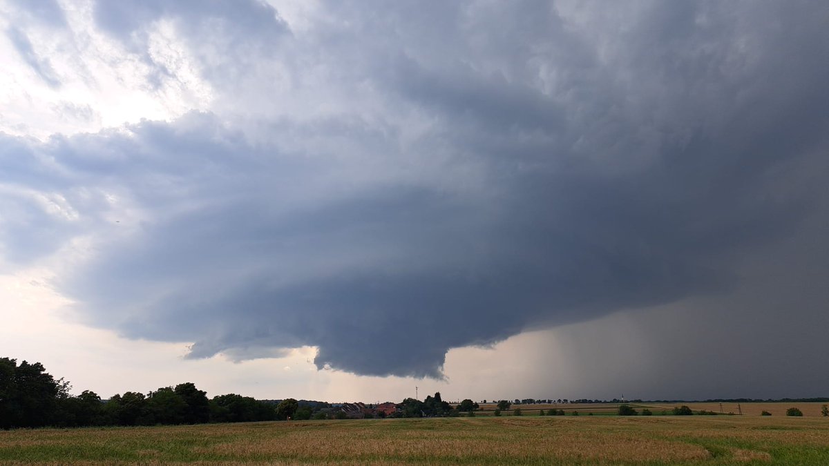 Strong supercell at the Austrian/Hungarian border close to Szombathely. Tornado reported by chasers! (Anton Kötsche: youtube.com/@beautifulpowe…) 

<a href="/Kachelmannwettr/">Kachelmannwetter</a>