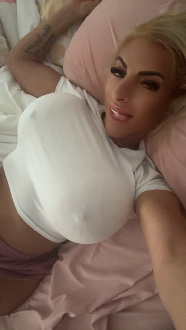 Good morning, handsome! 🌞 Embrace the day with confidence and shine your light on the world. Like my<a href="/tag/riseandshine"class="tags"><span>#riseandshine</span></a><a href="/tag/morningglow"class="tags"><span>#morningglow</span></a><a href="/tag/sexyvibes"class="tags"><span>#sexyvibes</span></a>