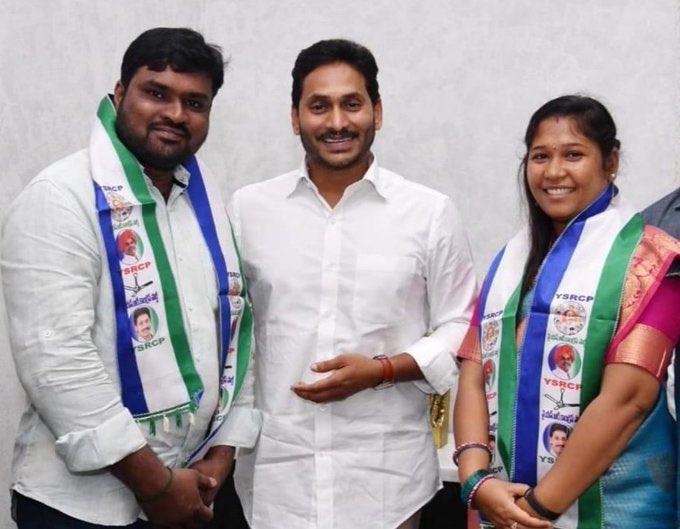 _Ysrkutumbam's tweet photo. @YSRCParty @JaiTDP @naralokesh వైఎస్సార్సీపీ నాయకురాలు పాలేటి కృష్ణవేణి భర్త రాజ్ కుమార్ మీద లోకేష్ అభిమానుల దాడి 💔🙏🏼 https://t.co/BxaZB9eCdZ