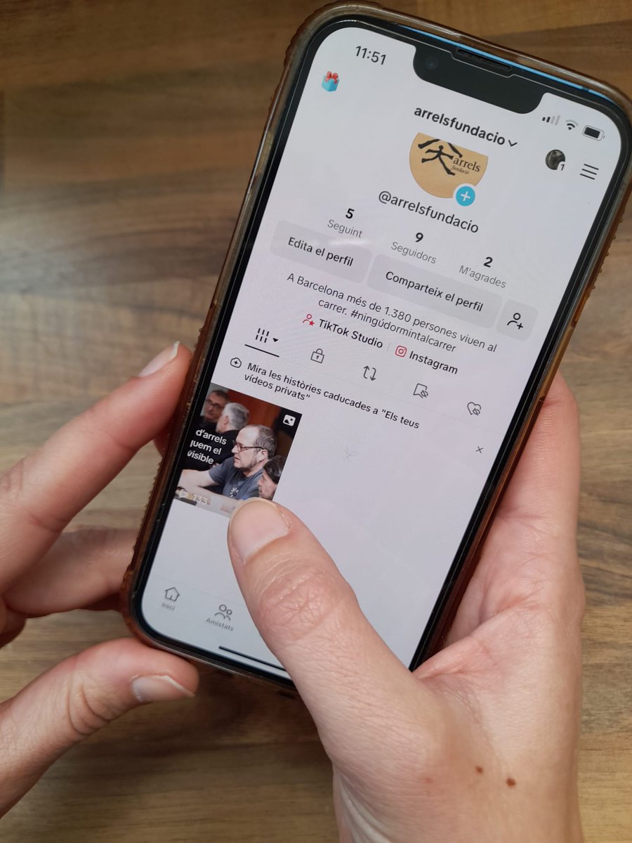 ArrelsFundacio's tweet image. #VOLUNTARIAT. Busquem una persona voluntària per impulsar el #TikTok d'Arrels, creativa, usuària de TikTok i coneixedora de les tendències actuals. Si t'interessa, pots escriure'ns a comunicacio@arrelsfundacio.org. Ens encantarà comptar amb el teu talent! ✨