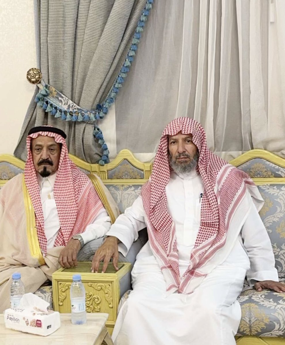 قدم معالي الشيخ د.سعد الشثري
"المستشار في الديوان الملكي و عضو هيئة كبار العلماء"
واجب العزاء لـ ابناء وذوي 
الشيخ : صنيتان بن محمد الضيط
في قصره بجدة  ."