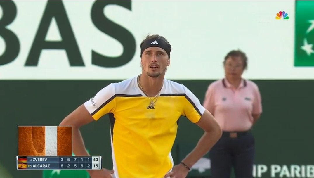 Zverev not happy with the umpire in the 5th set against Alcaraz at Roland Garros. 

Break point down, Carlos hits a second serve that was called out. 

The umpire overrules it. 

The visual on tv says it was out by 2 mm. 

Tough.