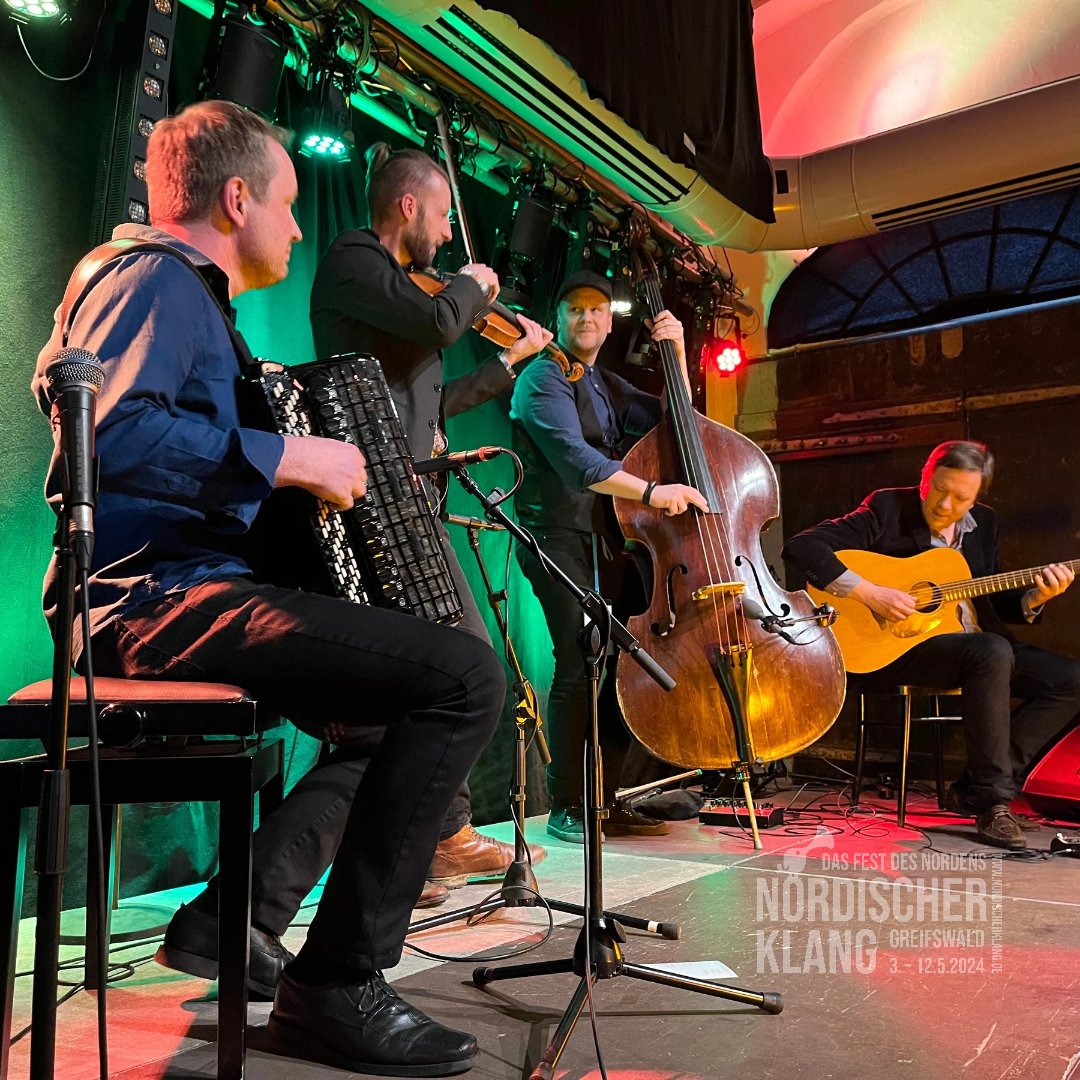 Tjango! begeisterte das Publikum am 9.5. mit ihrem mitreißenden Mix aus Swing und Tango. Ihre energiegeladene und verspielte Darbietung brachte den Saal zum Toben. Es war unmöglich, stillzustehen, und sie lud förmlich zum Tanzen ein! 
#nokl24 
<a href="/FinBotschaftDe/">Botschaft von Finnland in Berlin</a> @Fennistik_Greif