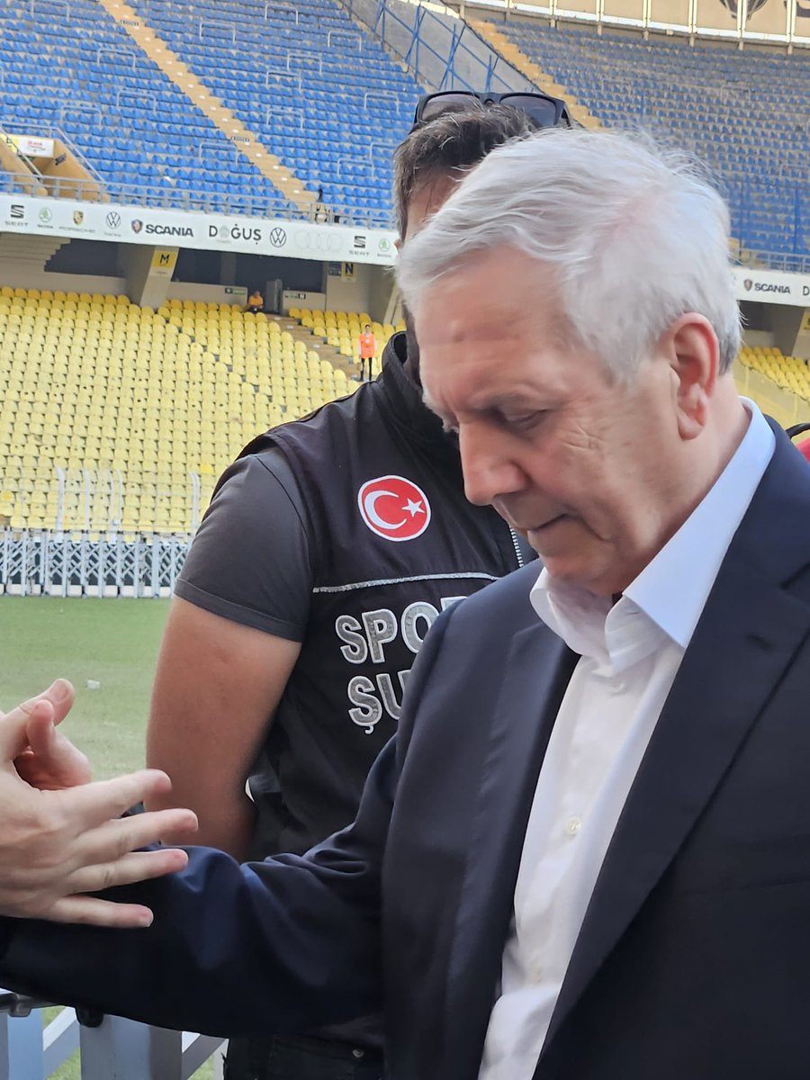 gungorburak's tweet photo. Yeri geldi bizi çok mutlu etti, yeri geldi bizi çok üzdü.

Dile kolay tam 20 sene liderlik yaptı Fenerbahçe gibi bir camiaya. 

Gerektiğinde hapis yattı; kaçmadı, yüzümüzü yere eğmedi.

Türk futbol tarihinin en büyük başkanlarından biriydi Aziz Yıldırım. 

Dünkü konuşmalarını tekrar dinlediğimde anladım ki; bu aslında onun için bir seçim değil elvedaydı.

Senin dönemine denk geldiğim için kendimi çok şanslı hissediyorum büyük başkan. Sonsuz saygı ve sevgiyle. Acısıyla tatlısıyla yaşattığın her şey için teşekkürler. 

Sen tarihsin, sen Fenerbahçe’nin ta kendisisin.