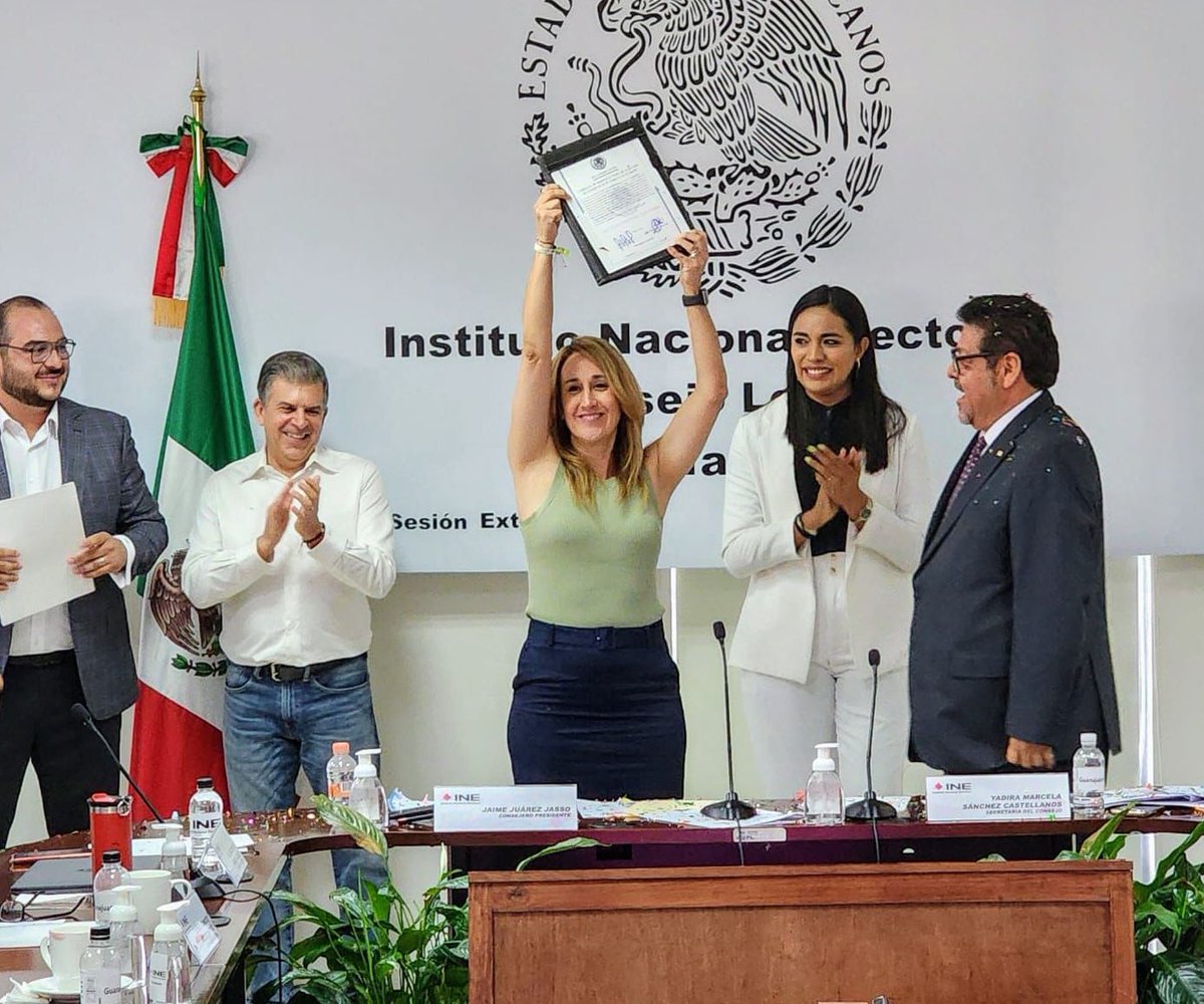 SContrerasMX's tweet photo. Hoy, #Guanajuato tiene en @kikismf a una destacada representante en el Senado. Como luchadora social, activista y feminista, ha trabajado incansablemente por la igualdad, la erradicación de la violencia y un Guanajuato sostenible. 

Mi querida amiga, estoy seguro de que harás grandes cosas por nuestro estado.

Nuestra primera Senadora del @partidoverdegto 💚 #GranTriunfo