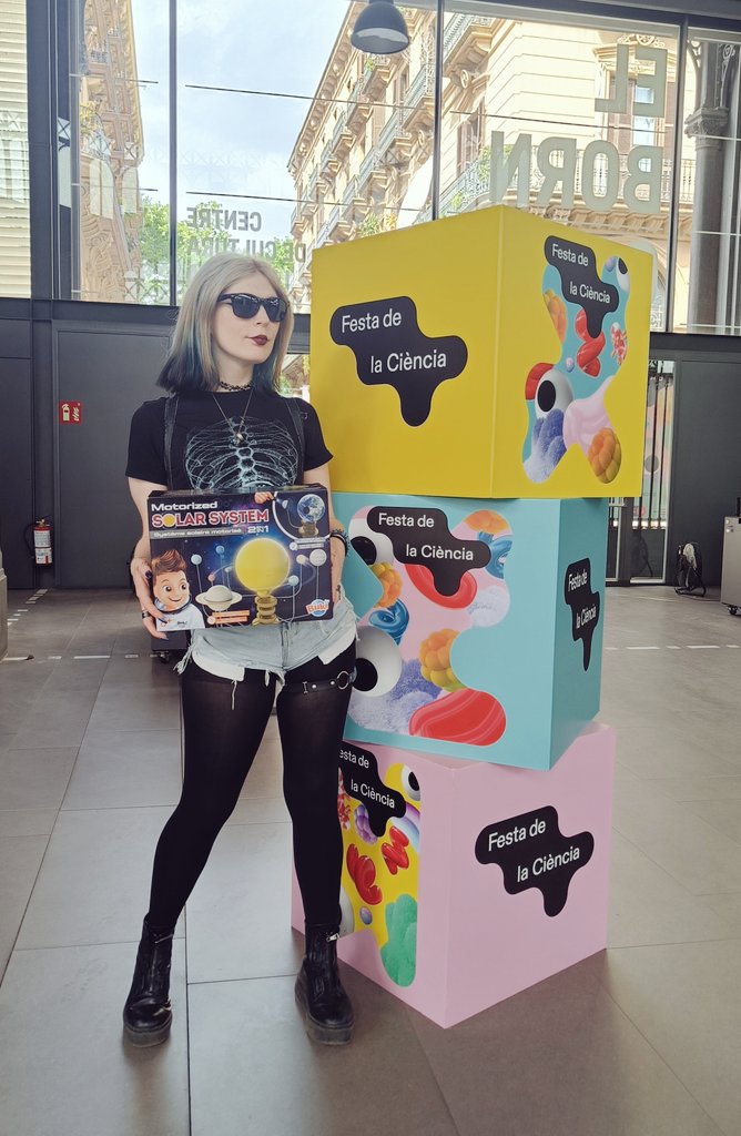 📢💬 Hoy ha tocado más divulgación en la #FestadelaCiència en <a href="/ElBornCCM/">El Born CCM</a> ! 

Mañana os cuento más porque este año ha sido increíble!! Vaya nivel! 
(Hemos creado mundos de Ciencia Ficción maravillosos 🚀🛸👾) 

Muchas gracias por venir a compartir vuestro tiempo conmigo!! 🌻
