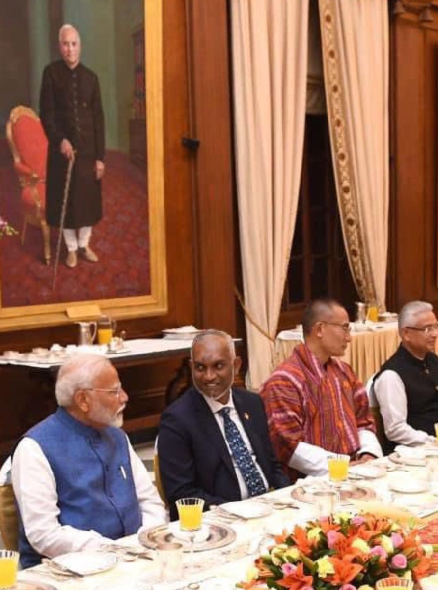 _Adil_Waseem's tweet image. #maldives को लेकर क्या-क्या बकवास नहीं हुई 

मगर हमारे माननीय #PMMODI जी को देखिए सीधा अपने बग़ल में 

बैठकर मालदीव के राष्ट्रपति मोहम्मद मुइज्जू डिनर करवा रहे हैं. 

#oathcermony