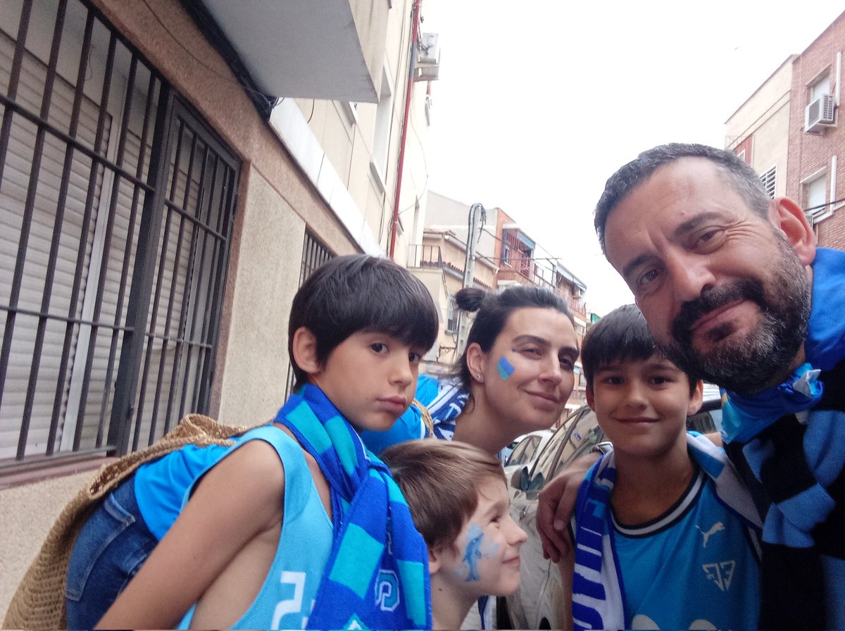 txaleco's tweet photo. Cada año es aún más jodido que el anterior, consolar a 3 pequeños por lo que ha pasado hoy no viene en el libro del instrucciones, está foto es de después, cabeza alta, sonrisa y #nosvanavervolver https://t.co/EQnEFCfqn2