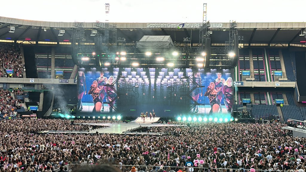 tsnbrreserva's tweet photo. Imagem do Estádio, no momento do ato “Reputation” na última noite de shows em #EdinburghTSTheErasTour.

#taylorswift #TSNBR https://t.co/Xo9sFIrEyY