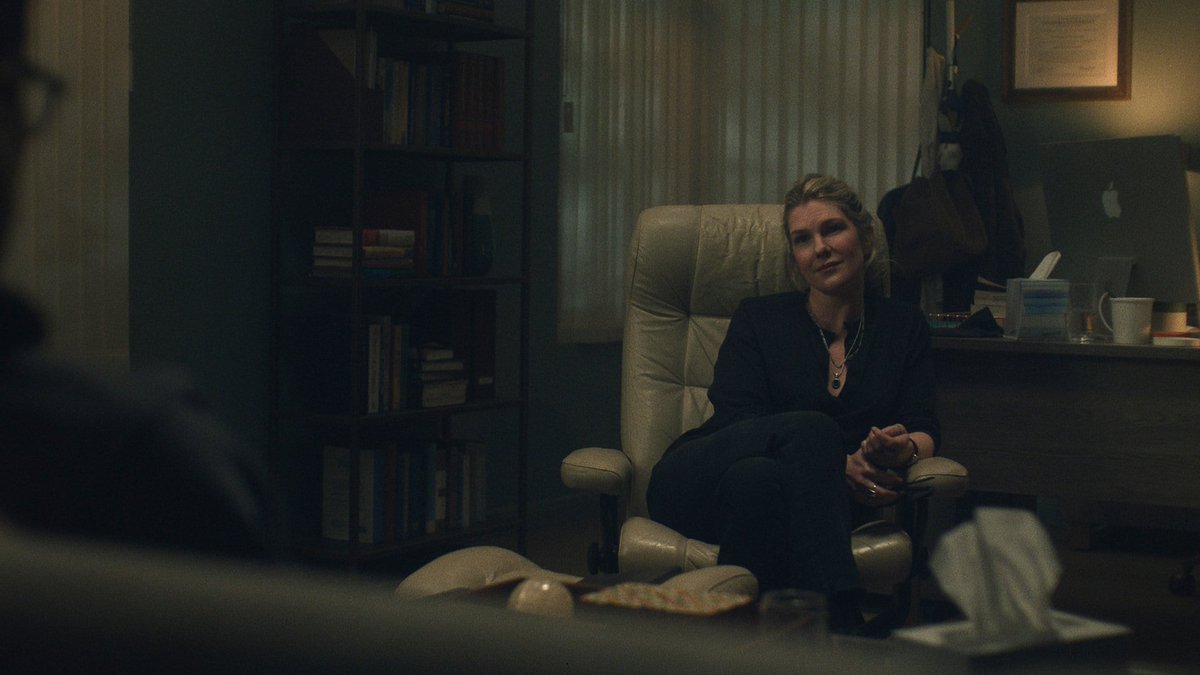 LilyRabeBrasiI's tweet photo. Nova imagem promocional da Lily Rabe como Dr. Liz Rush em Presumed Innocent. 

A minissérie estreia dia 12 de junho na @AppleTV! https://t.co/ubbaVaLIDm