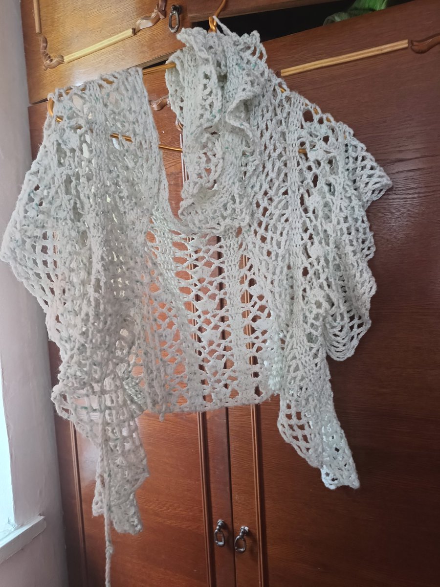 Привіт. Це моя мама, і вже 16 років вона живе з діагнозом "параноїдальна шизофренія".
Вона недієздатна, і не може працювати, а лікування дороге, тож, вона хоче зробити усе, що може, щоб заробити хоч якісь гроші.
Вона в'яже одяг і в принципі займається рукоділлям.