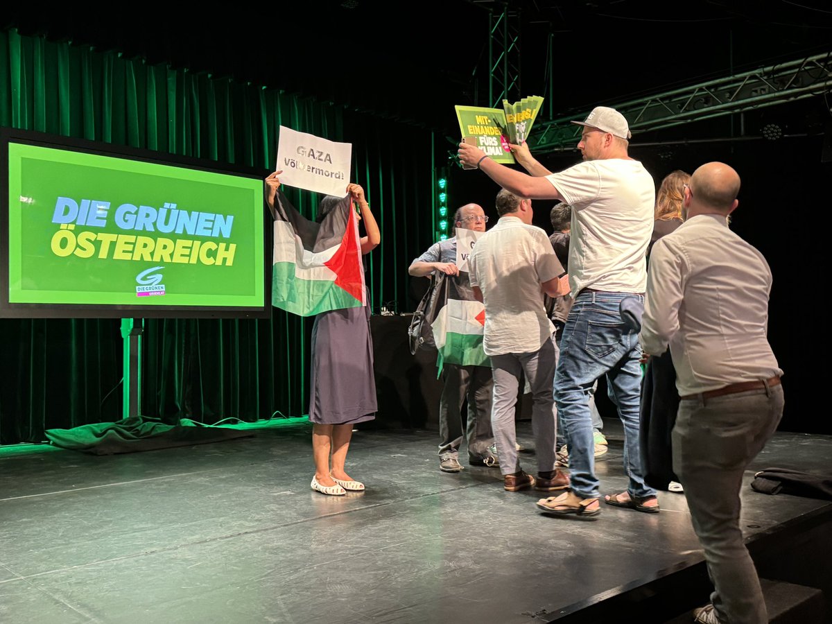 DBrescakovic's tweet photo. pro-palästina demonstrant:innen stürmen unerwartet bühne auf grüner wahlparty und rufen: „lena schilling stop the killing!“ https://t.co/yxEnoTGwj6