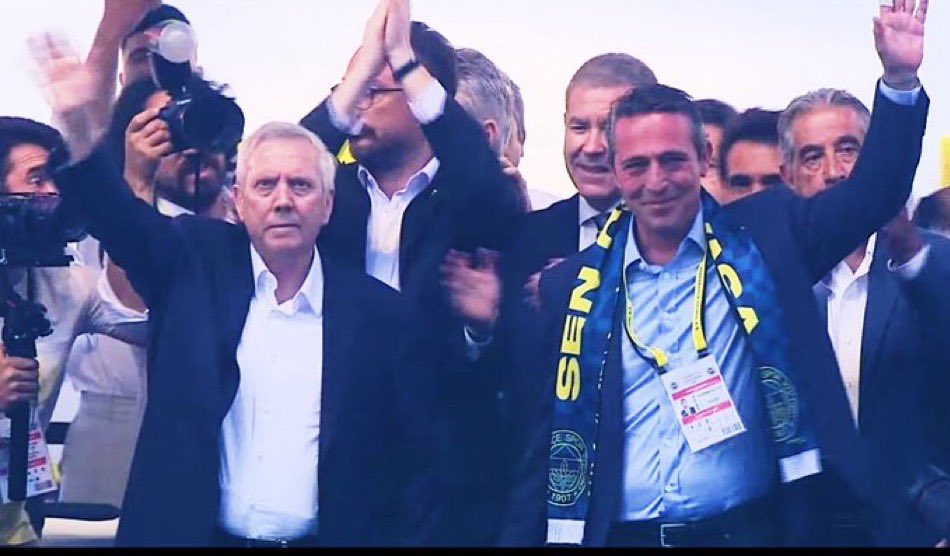 Teşekkürler Aziz Yıldırım, Teşekkürler Ali Koç
İkinizi de çok seviyor ve saygı duyuyorum. 
Fenerbahçe büyüklüğü böyle bir şeydir işte, asla tarif edilemez.