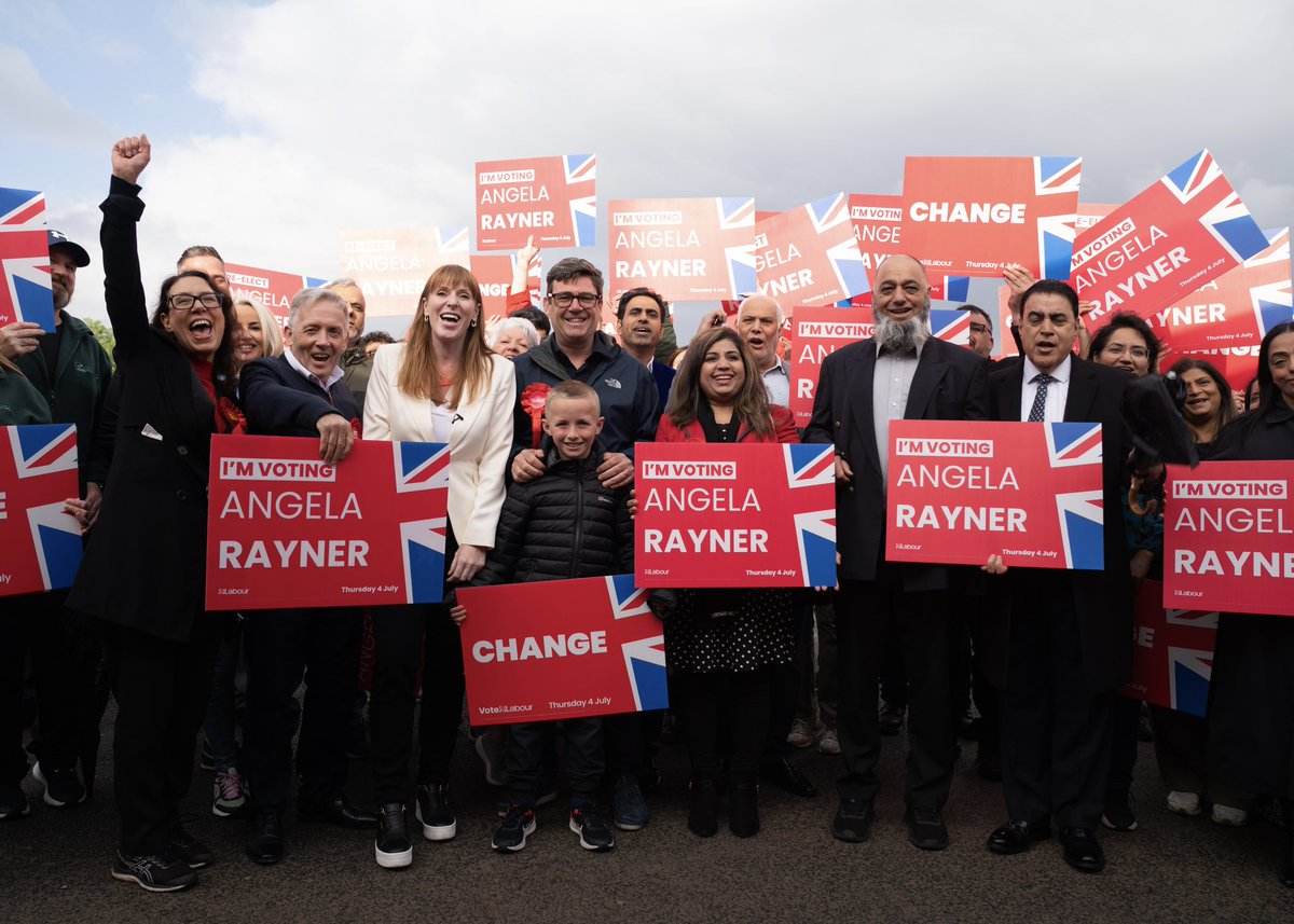 AngelaRayner's tweet image. So proud to bring the Labour battle bus back home to Ashton-under-Lyne this week. 🚍 

Thank you @AndyBurnhamGM and my wonderful community for the welcome.

We’ll do this together. 🌹