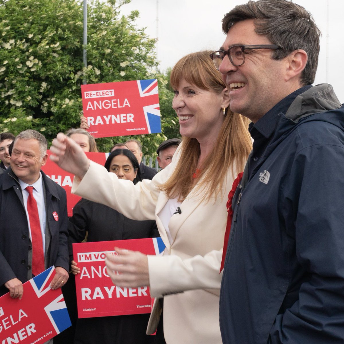 AngelaRayner's tweet image. So proud to bring the Labour battle bus back home to Ashton-under-Lyne this week. 🚍 

Thank you @AndyBurnhamGM and my wonderful community for the welcome.

We’ll do this together. 🌹