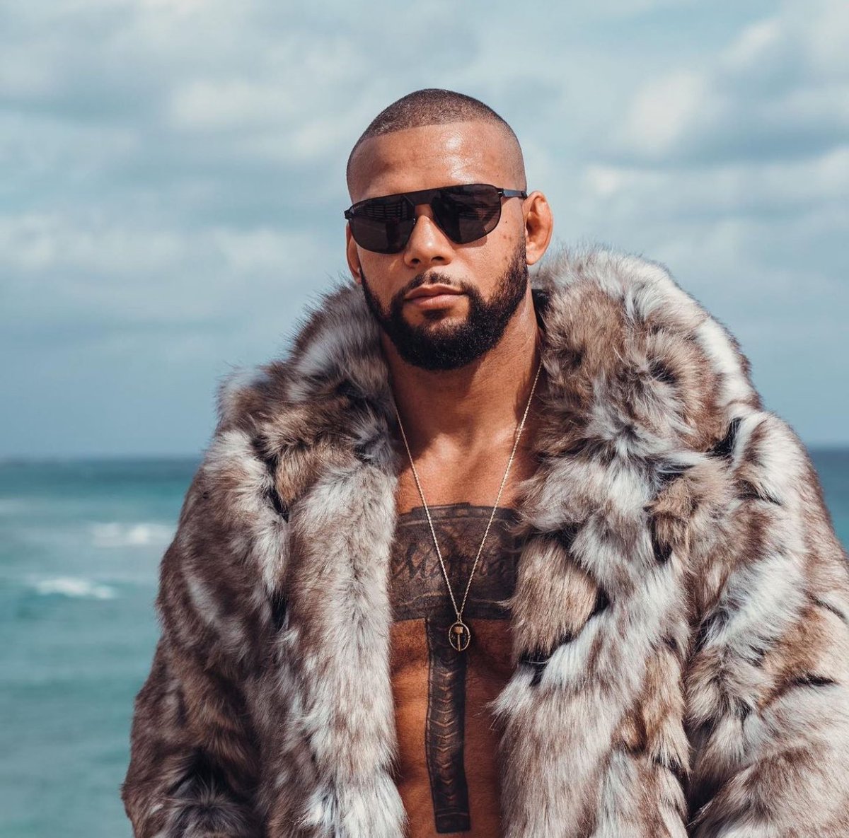 spirithoods's tweet photo. When it’s June but you get to the beach and it’s still SpiritHoods weather. 😎🐾🐺
📸 @tmarretamma
❤️🔥 in the #Mens #BestSeller #Wolverine #Hooded #FauxFur #SpiritHood #Jacket #Unisex #FakeFur #Womens #Coat
🐾 #SpiritHoods To Be Featured https://t.co/piWiDWxLoU