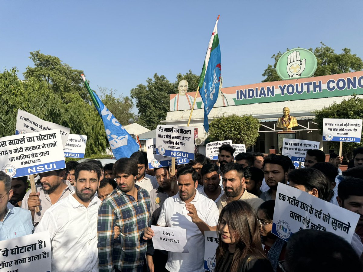 वो शपथ ले रहे थे, हम छात्रहितों के लिए संघर्ष कर रहे थे। नीट एग्जाम में गड़बड़ी पर भाजपा के मुंह में दही जमा हुआ है।आज <a href="/nsui/">NSUI</a> के राष्ट्रीय अध्यक्ष <a href="/varunchoudhary2/">Varun Choudhary</a> जी के नेतृत्व में हमने दिल्ली की सड़कों पर छात्रों की आवाज बुलंद की है। करते रहेंगे। #reneet