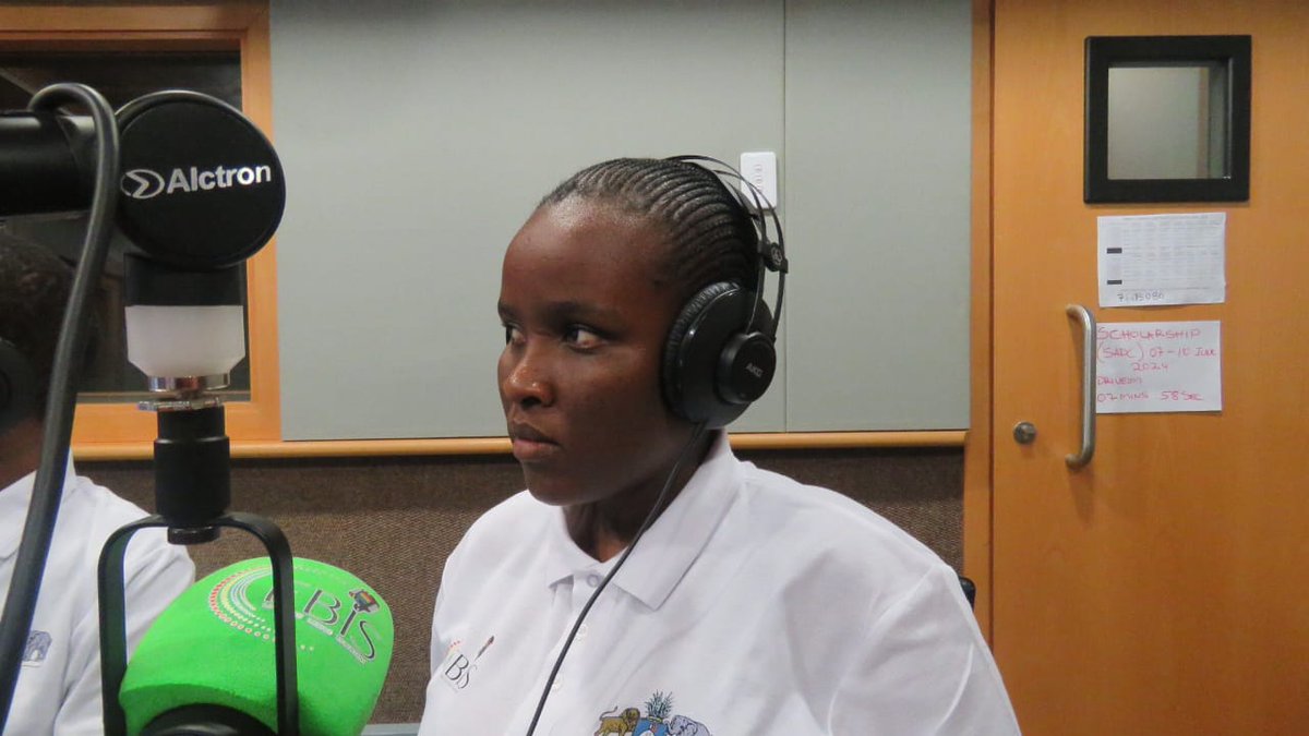 HletaNoni's tweet photo. @Unicef_Swazi
Children giving feedback on weekend experience running the airwaves sharing issues that affect their education. #foreverychildeducation https://t.co/IIBNous4ks