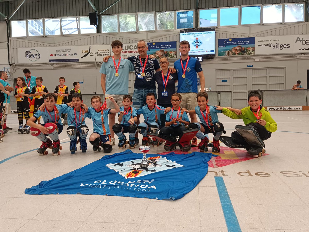 el3devuit's tweet photo. HOQUEI PATINS I El benjamí del Patí Vilafranca guanya la Copa Federació de Barcelona de la seva categoria després de superar el Roda a la final jugada a Sitges (4-3). A la semifinal s'havia imposat a La Salle Bonanova (6-3) https://t.co/yxKzic4ftK