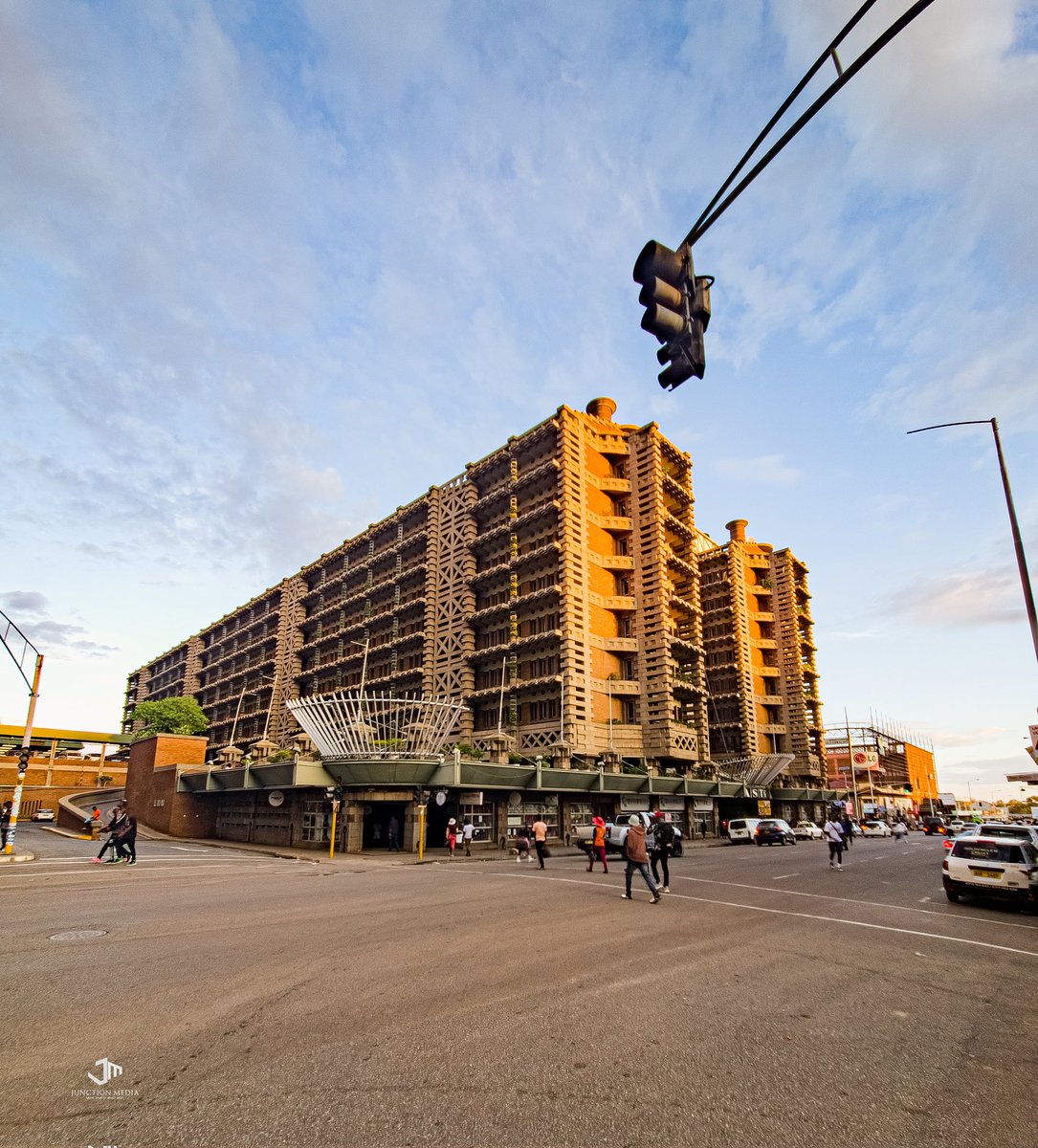 elder_kanto's tweet photo. DID YOU KNOW?
THE EASTGATE CENTRE 
 The building was designed to be ventilated and cooled by natural means, probably the first building in the world to use natural cooling to this level of sophistication.
#phonephotography  #s20ultra #theeastgatemall #zimbabwe #junctionmedia #fyp https://t.co/0NCKMdLxTK