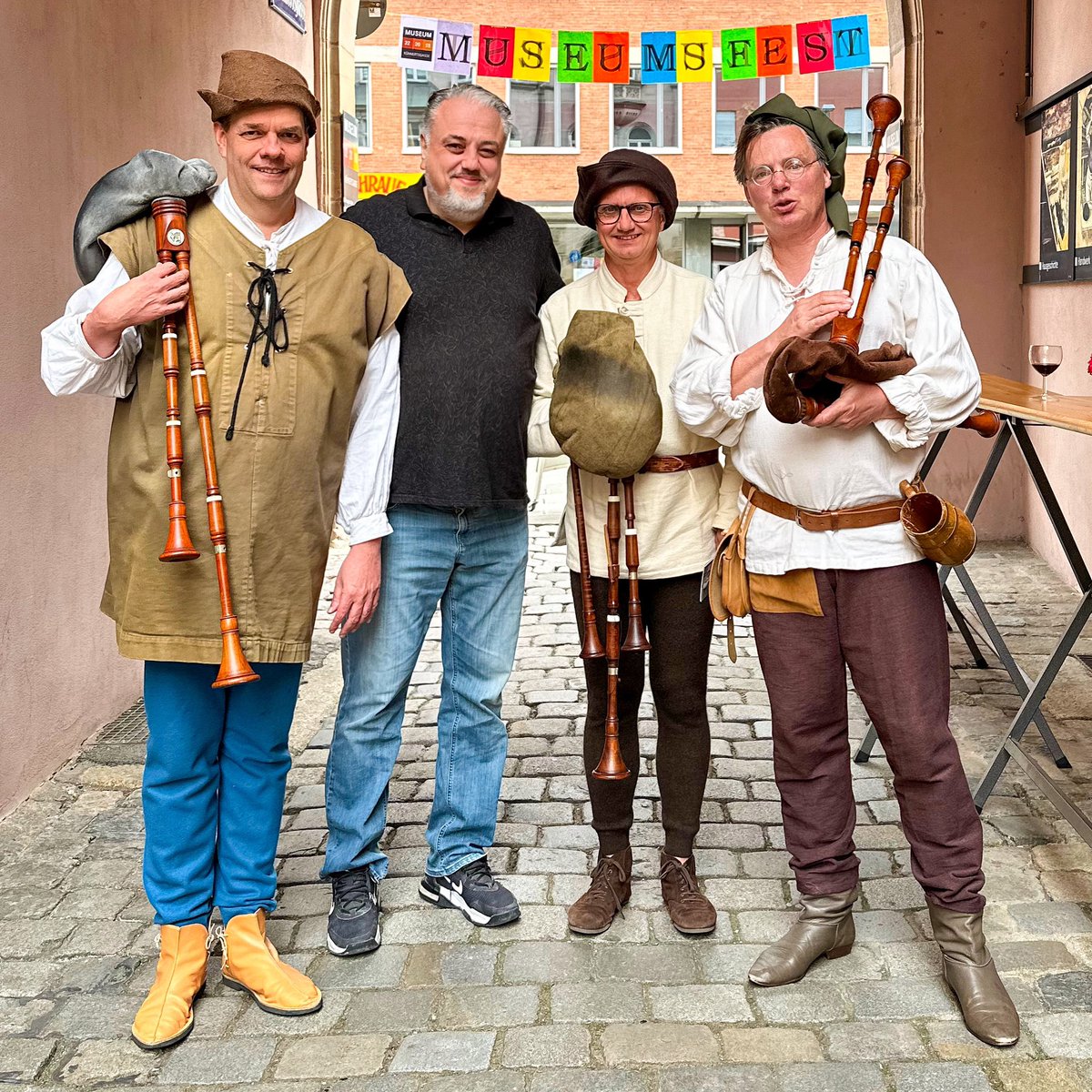 norimberga's tweet photo. „Die #Nürnberger Stadtmusikanten“
beim #Museumsfest 2024 „Altes #Handwerk in der #Kühnertsgasse“ der @AF_Nuernberg_eV. Die Nürnberger #Schembart-Gesellschaft e.V. führte u.a. Tänze in historischen Kostümen mit Dudelsack auf der Gasse vor.
#nürnberg #nuremberg #nuernberg_de #mittelalter #neuzeit #hanssachs #museum #museum222018