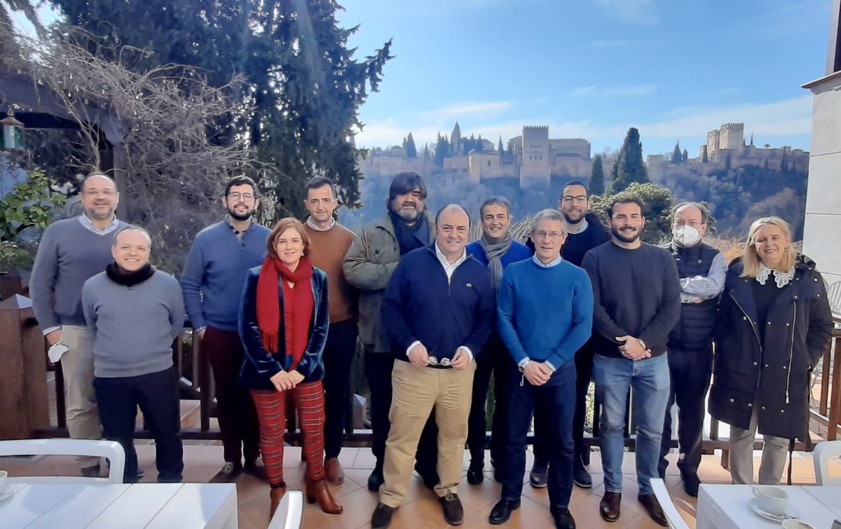 Te recordaremos, querido Adolfo. Tantos buenos ratos, tantas discusiones y tanta energía que proyectabas. Tu enérgico compromiso con todo lo que hacías no se nos olvidará. Adiós, amigo.