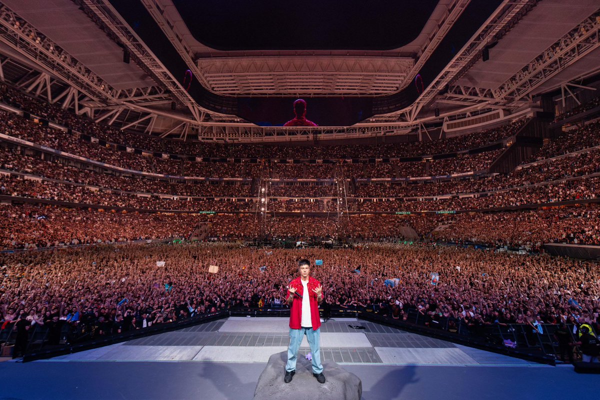 porqueTTarg's tweet photo. "Duki": 

Por esta increíble foto del cantante con el Santiago Bernabéu completamente repleto de fondo. https://t.co/nQ0Ym0vRci