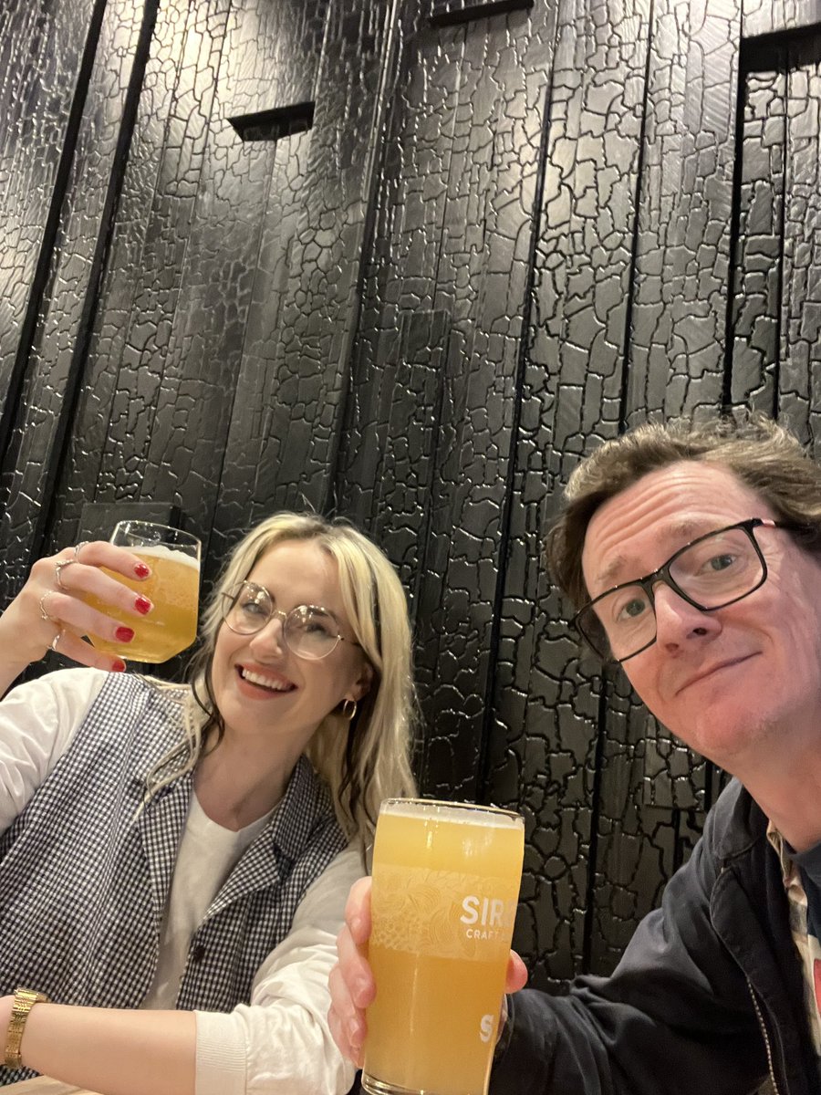 #preshowpint of <a href="/SirenCraftBrew/">Siren Craft Brew</a> “mesmerist” pale ale for me and a “Lucky Saint” 0.0% for support act @AmyFMatthews Siren’s own bar in Reading.