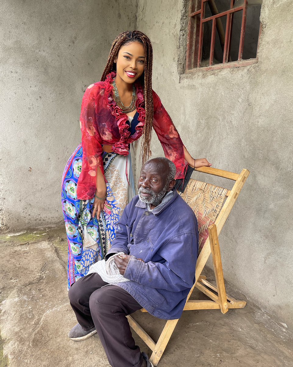 Âgé aujourd'hui d'environ 110 ans, Monsieur Shasheke a été infirmier au centre médical du village de Bweremana, dans le Masisi (Nord-Kivu). Sans diplôme de médecin, mais doté d'un savoir-faire incroyable, il a soigné avec succès de nombreux habitants, y compris mon