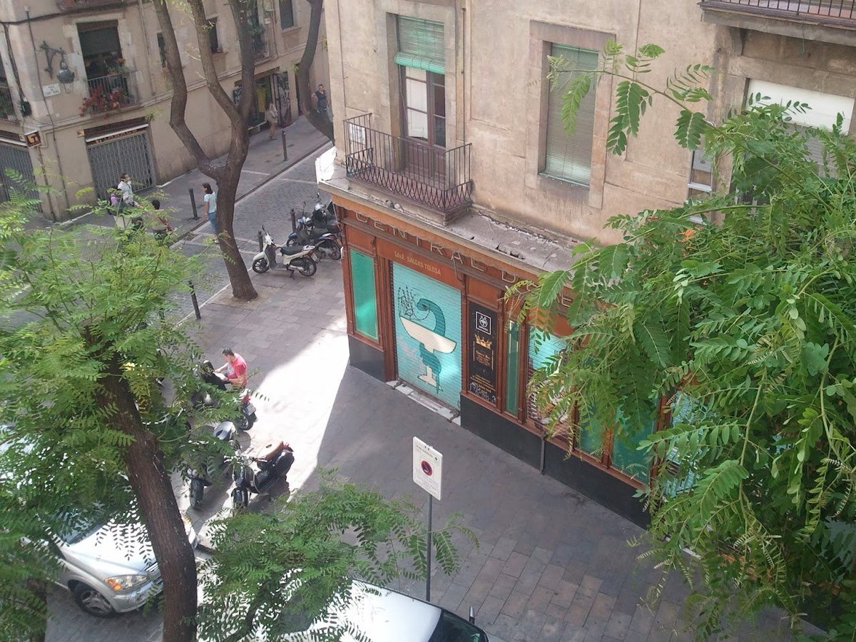 El senyor Google em recorda que hui fa just dotze anys d'aquesta foto. 
Eren les vistes del meu pis al barri de Sant Pere, a Barcelona. El meu primer pis a Barcelona, des d'on vaig viure moltes coses, i del que guarde molts bons records.