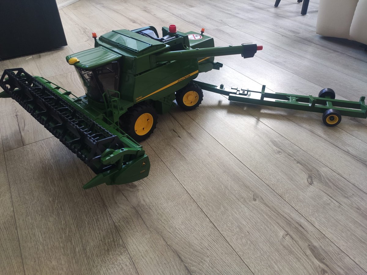 Varbūt kāds lauksaimniecības tehnikas fans vēlās īpašumā kombaini? Praktiski jauns. Bruder firma. Dēls grib citu rotaļlietu, tad nu nākas pārdod kādu esošo 😃 traki dārga lieta - 50 eiro.