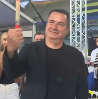 EyluIkent's tweet photo. @acunilicali ya ceket giydiren hayat bize neler yapmaz ki ! https://t.co/AVFVnHazmq
