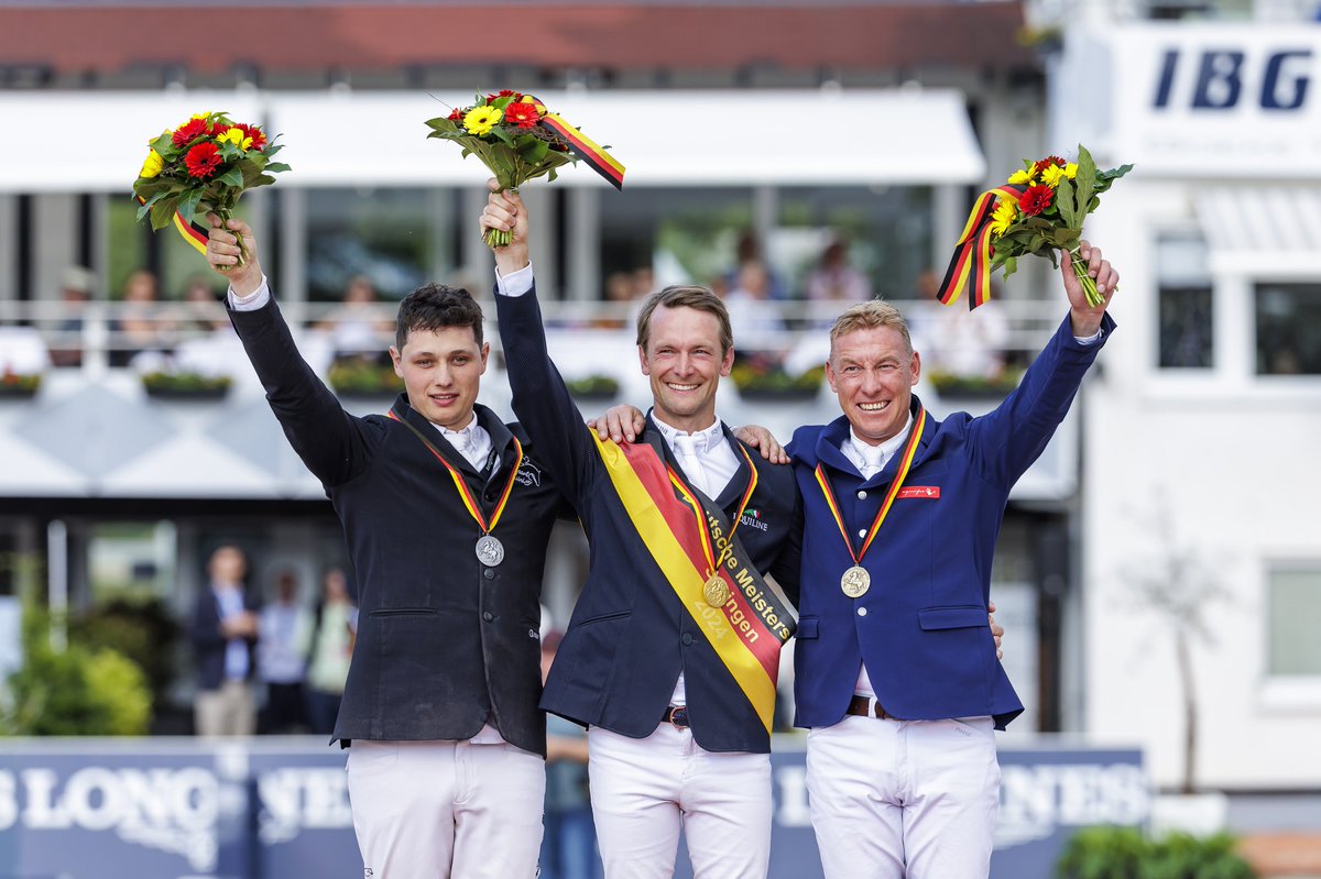 HorsewebDe's tweet photo. Krönender Höhepunkt der 40. Auflage des Longines Balve Optimum waren die Deutsche Meisterschaft im Springreiten, die Patrick Stühlmeyer für sich entscheiden konnte. Die Silbermedaille ging an Patrick Wolf, Bronze sicherte sich Marion Stevens. #Balve
https://t.co/Rc232hhQls https://t.co/bPCcNVAPsR