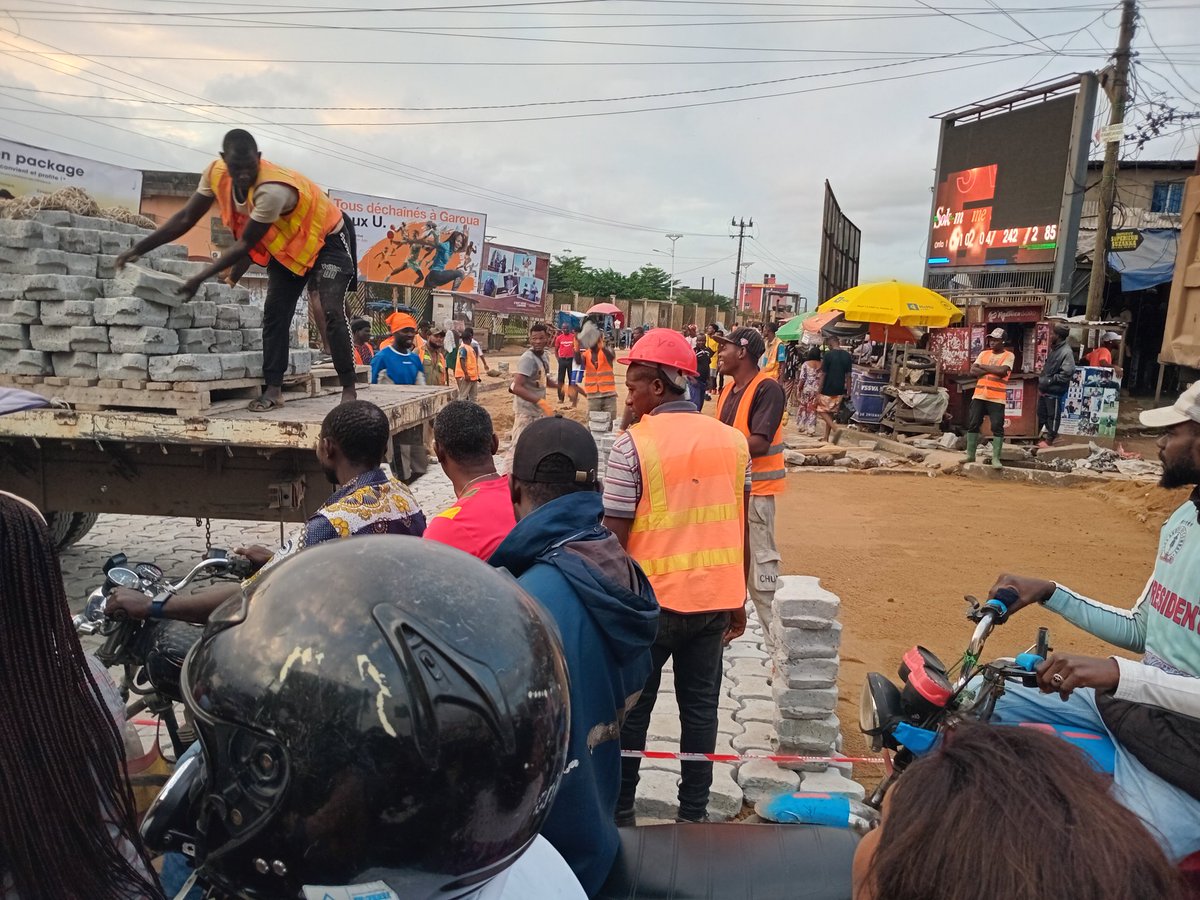 mouenthias's tweet photo. Pose des pavés pour le revêtement de la route au lieu-dit Ange Raphaël à Douala. 
La circulation légèrement perturbée de ce côté là.

@DoualaToday

#Trafic237
#DoualaToday https://t.co/iKSFvy1G6Q