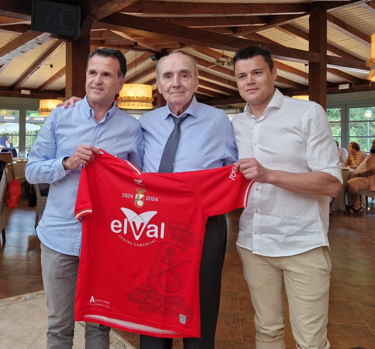 rsda_oficial's tweet photo. 🔴 Gran ambiente en el 45 aniversario de la Peña Atlética San Isidro. En este acto contamos con la presencia de ex jugadores atléticos como Juan Carlos Pedraza y Juan Sabas. Nuestro presidente José Antonio Pareja hizo entrega de la camiseta del Centenario a D. Carlos Ceballos. https://t.co/DjiDS2E4mQ