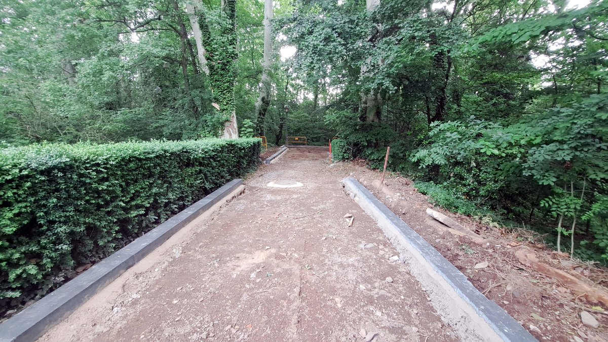 Olotuit's tweet photo. ⚠️🍃 En marxa la millora dels camins, entorn i instal·lacions del Parc Nou d’#Olot.
📌 L’actuació forma part dels #FonsNextGenerationEU i permetrà renovar la porta d’entrada i actuar en l’arbrat i vegetació d’aquest entorn emblemàtic.
ℹ️ https://t.co/Wc6XpbAyYP
#AjuntamentOlot https://t.co/8jsJSpK9P4