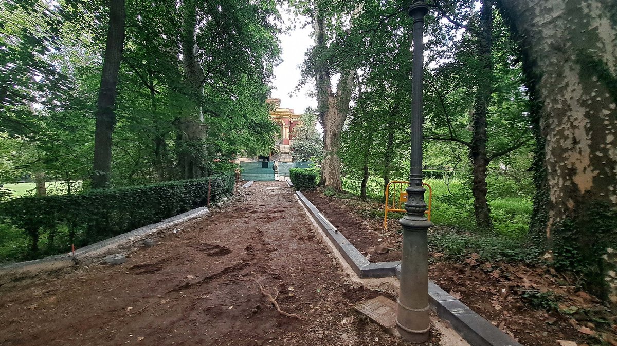 Olotuit's tweet photo. ⚠️🍃 En marxa la millora dels camins, entorn i instal·lacions del Parc Nou d’#Olot.
📌 L’actuació forma part dels #FonsNextGenerationEU i permetrà renovar la porta d’entrada i actuar en l’arbrat i vegetació d’aquest entorn emblemàtic.
ℹ️ https://t.co/Wc6XpbAyYP
#AjuntamentOlot https://t.co/8jsJSpK9P4