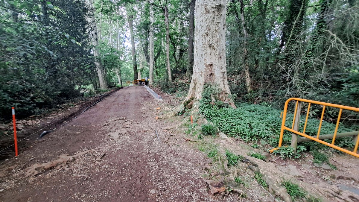 Olotuit's tweet photo. ⚠️🍃 En marxa la millora dels camins, entorn i instal·lacions del Parc Nou d’#Olot.
📌 L’actuació forma part dels #FonsNextGenerationEU i permetrà renovar la porta d’entrada i actuar en l’arbrat i vegetació d’aquest entorn emblemàtic.
ℹ️ https://t.co/Wc6XpbAyYP
#AjuntamentOlot https://t.co/8jsJSpK9P4