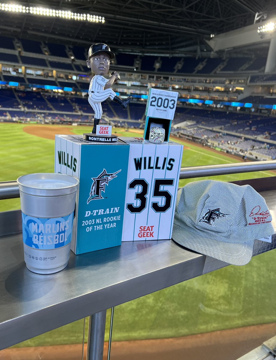 LuFromdade's tweet photo. So awesome meeting 2003 NL Rookie of the year & World Series Champion Dontrelle @DTrainMLB Willis #Marlinsbeisbol #TheDTrain https://t.co/ZEtodaVUL7