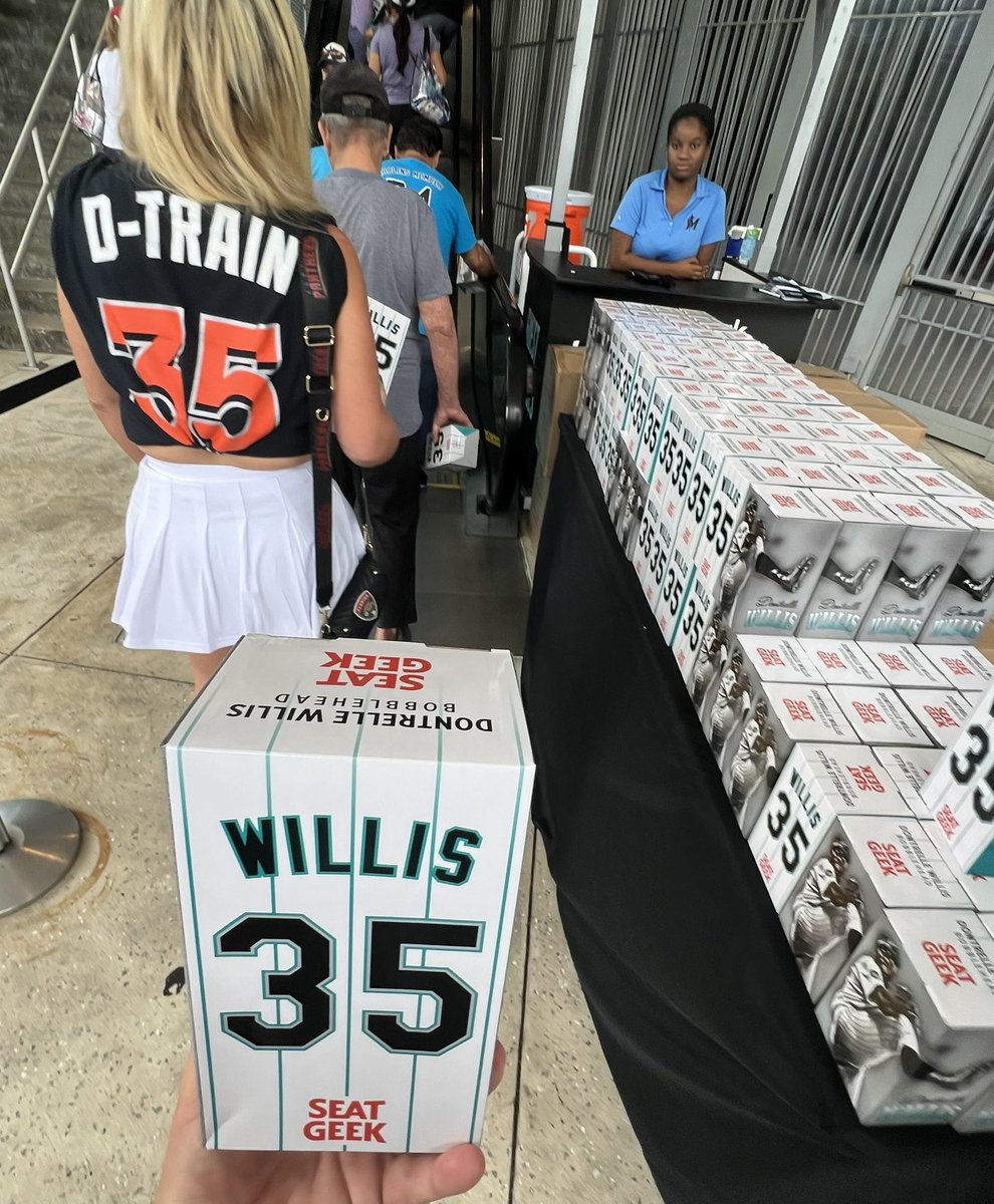 LuFromdade's tweet photo. So awesome meeting 2003 NL Rookie of the year & World Series Champion Dontrelle @DTrainMLB Willis #Marlinsbeisbol #TheDTrain https://t.co/ZEtodaVUL7